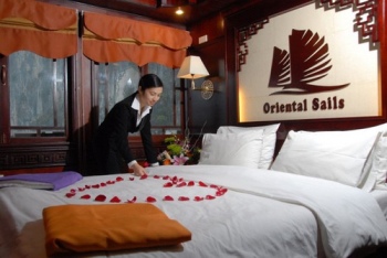 Chambre sur la jonque Oriental Sails dans la baie d'Halong